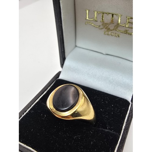 256 - A good vintage hallmarked 9ct yellow gold gents signet ring set with a black onyx oval stone. In goo... 