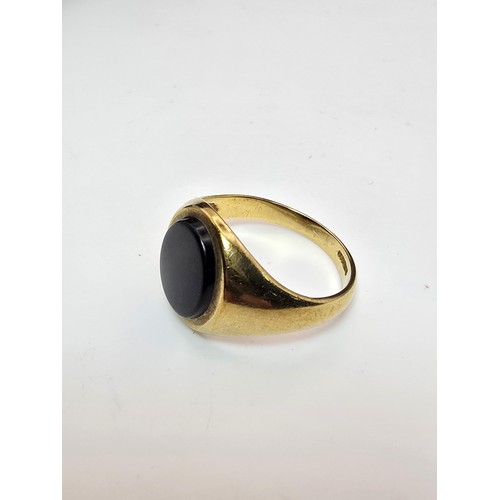 256 - A good vintage hallmarked 9ct yellow gold gents signet ring set with a black onyx oval stone. In goo... 