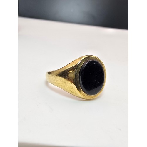 256 - A good vintage hallmarked 9ct yellow gold gents signet ring set with a black onyx oval stone. In goo... 