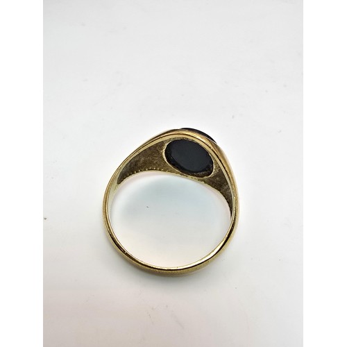 256 - A good vintage hallmarked 9ct yellow gold gents signet ring set with a black onyx oval stone. In goo... 