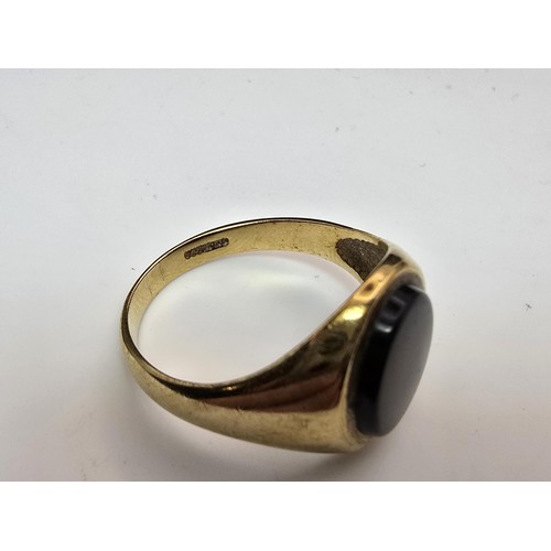 256 - A good vintage hallmarked 9ct yellow gold gents signet ring set with a black onyx oval stone. In goo... 