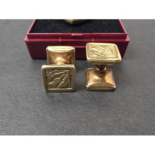 254 - Stunning Scottish 9ct gold layered spring loaded cufflinks with a thistle design featuring a layer o... 