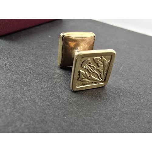 254 - Stunning Scottish 9ct gold layered spring loaded cufflinks with a thistle design featuring a layer o... 