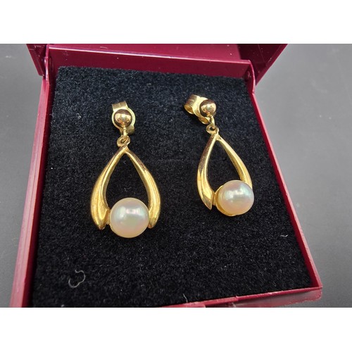 263 - A pair of pretty 9ct yellow gold drop earrings set with cultured pearls which have a lovely lustre, ... 