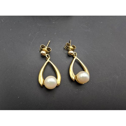 263 - A pair of pretty 9ct yellow gold drop earrings set with cultured pearls which have a lovely lustre, ... 