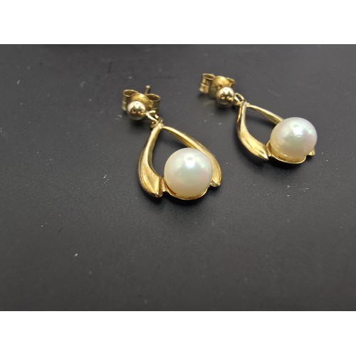 263 - A pair of pretty 9ct yellow gold drop earrings set with cultured pearls which have a lovely lustre, ... 