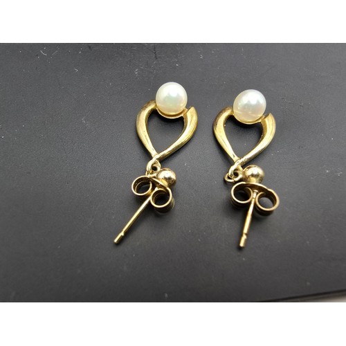 263 - A pair of pretty 9ct yellow gold drop earrings set with cultured pearls which have a lovely lustre, ... 