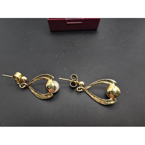 263 - A pair of pretty 9ct yellow gold drop earrings set with cultured pearls which have a lovely lustre, ... 