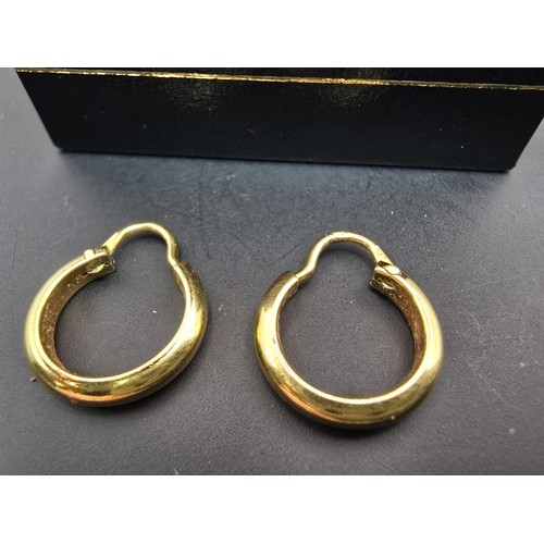 264 - A pair of small 18ct yellow gold hoop earrings with a chunky design, the earrings are in good condit... 