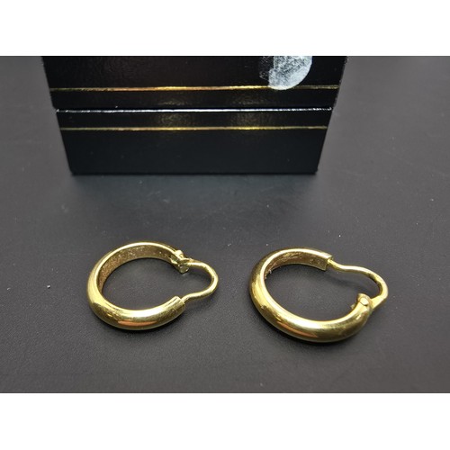 264 - A pair of small 18ct yellow gold hoop earrings with a chunky design, the earrings are in good condit... 