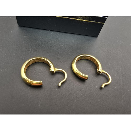 264 - A pair of small 18ct yellow gold hoop earrings with a chunky design, the earrings are in good condit... 