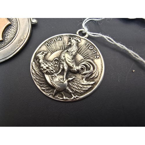 234 - A rare vintage WWI tested as silver French resistance medal pendant featuring a rooster standing on ... 