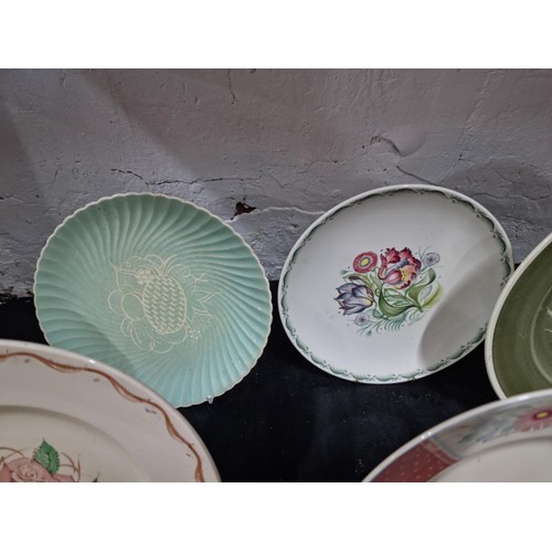 45 - Collection of 8x collectable plates inc 6x Susie Cooper plates of various designs inc floral pattern... 