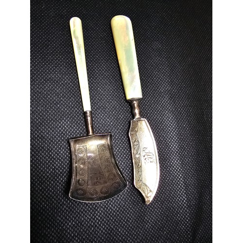 250 - A fine pair of George III Hallmarked silver caddy spoon and knife with mother of pearl handles, the ... 