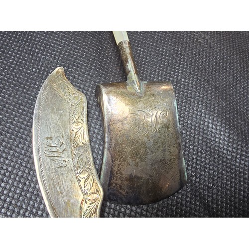 250 - A fine pair of George III Hallmarked silver caddy spoon and knife with mother of pearl handles, the ... 