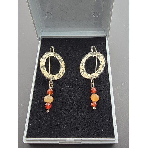 180 - A pair of vintage 925 silver drop earrings featuring garnet and carnelian beaded drops. The earrings... 