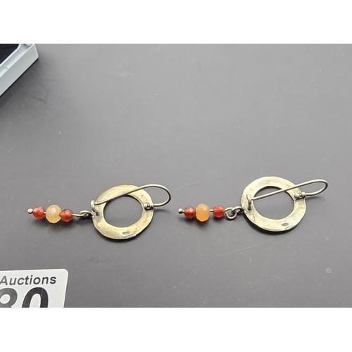 180 - A pair of vintage 925 silver drop earrings featuring garnet and carnelian beaded drops. The earrings... 