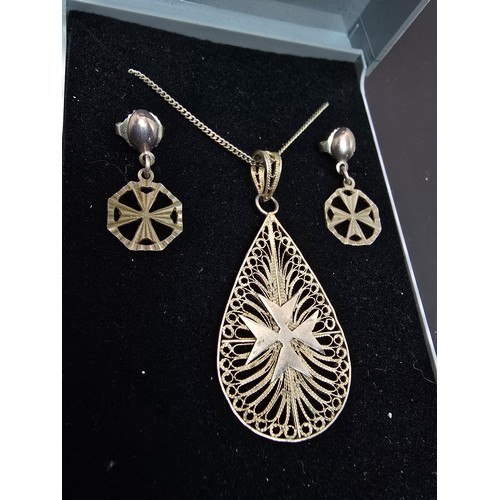 184 - A pretty 925 silver matching jewellery set featuring a Maltese cross pendant with a filigree design ... 