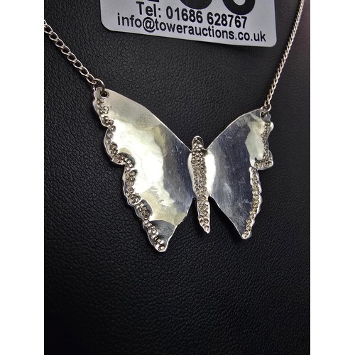 186 - A pretty 925 silver necklace featuring a large butterfly pendant, in good clean condition having a t... 