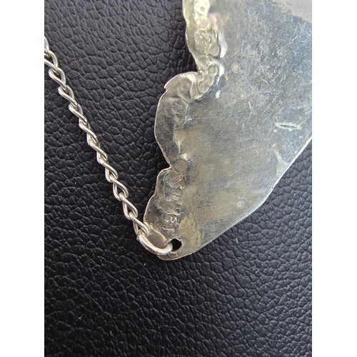 186 - A pretty 925 silver necklace featuring a large butterfly pendant, in good clean condition having a t... 