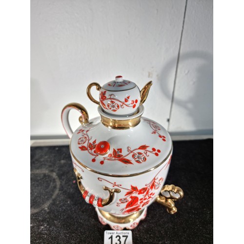 137 - Good quality Russian Lomonosov Imperial Samovar in good order with red and gilt floral decoration wi... 