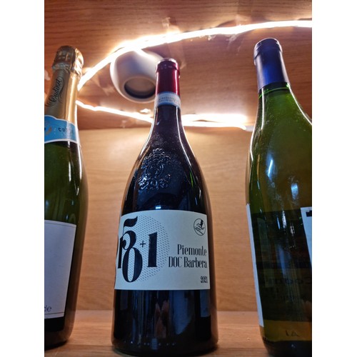 138 - Quantity of 4x bottles of wine to include a bottle of Qudinot Champagne, Mateus Rosa, a red and whit... 