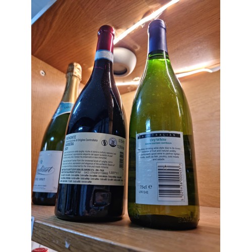 138 - Quantity of 4x bottles of wine to include a bottle of Qudinot Champagne, Mateus Rosa, a red and whit... 