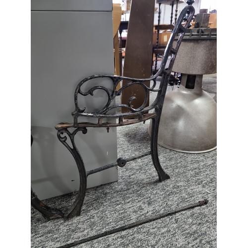 318 - Pair of good quality cast iron bench ends and cross bar, ends are in good overall condition