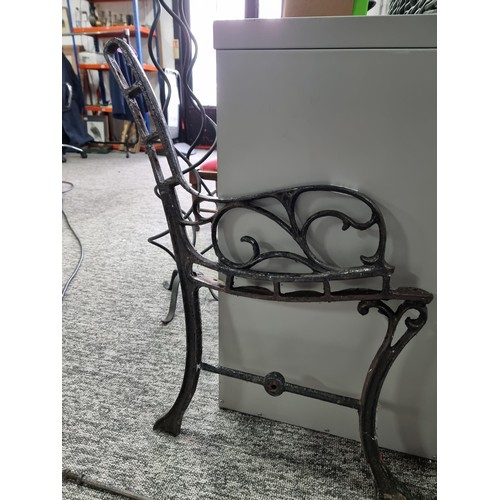 318 - Pair of good quality cast iron bench ends and cross bar, ends are in good overall condition