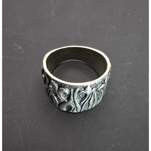 193 - Chunky 925 Silver ring with an unusual art nouveau flower design, the ring is in clean condition - s... 