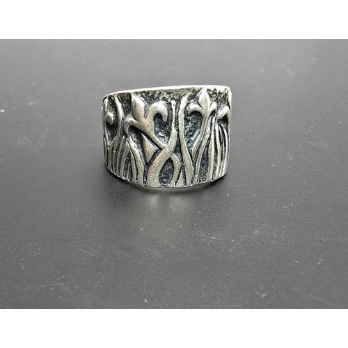 193 - Chunky 925 Silver ring with an unusual art nouveau flower design, the ring is in clean condition - s... 