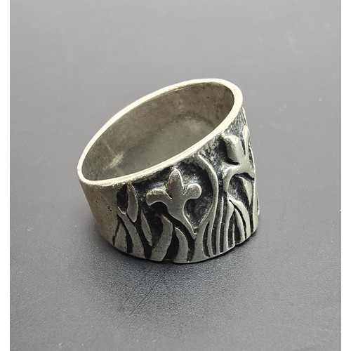 193 - Chunky 925 Silver ring with an unusual art nouveau flower design, the ring is in clean condition - s... 