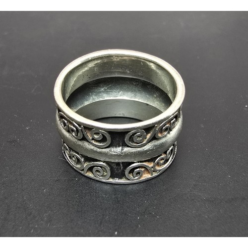 194 - Chunky 925 Silver ring having an ornate wirework design with a solid band in the centre in clean con... 