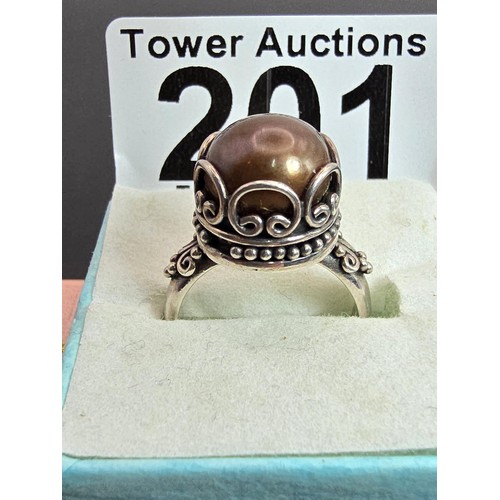 201 - A stunning good quality 925 silver ring inset with a beautiful black Tahitian pearl, having a byzant... 