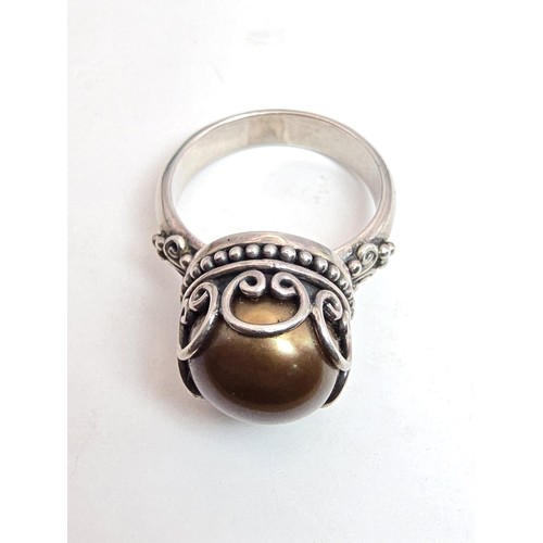 201 - A stunning good quality 925 silver ring inset with a beautiful black Tahitian pearl, having a byzant... 