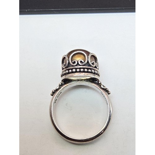 201 - A stunning good quality 925 silver ring inset with a beautiful black Tahitian pearl, having a byzant... 