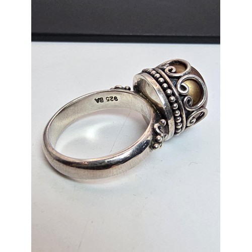 201 - A stunning good quality 925 silver ring inset with a beautiful black Tahitian pearl, having a byzant... 