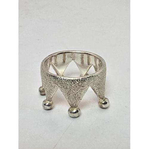 204 - An unusual as new 925 silver crown formed ring, never had any use and is well crafted, size N and co... 