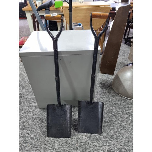 323 - 2x good quality heavy duty shovels both have been painted in black and are in good order