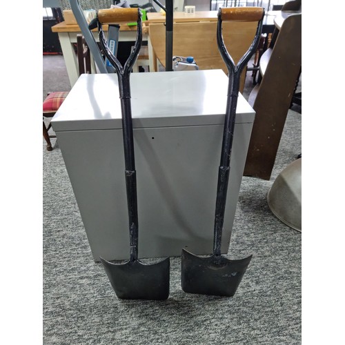 323 - 2x good quality heavy duty shovels both have been painted in black and are in good order