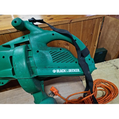 346 - Black & Decker master vac with additional connection in good order, missing its collection bag.