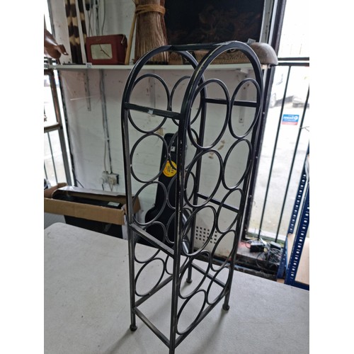 366 - A ten bottle metal win rack, in good overall condition. Has a height of 72cm and a width of 25.5cm.