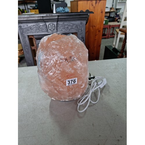 376 - A large salt lamp, still in its plastic wrapping and in good overall condition. Has a height of 25cm... 