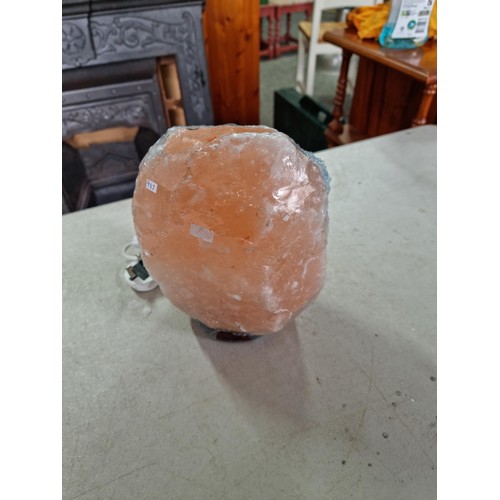 376 - A large salt lamp, still in its plastic wrapping and in good overall condition. Has a height of 25cm... 