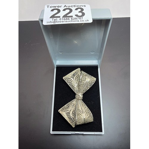 223 - A large and impressive 925 silver bow formed brooch with an intricate filigree design, the brooch di... 