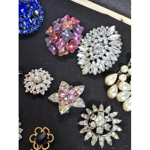 270 - A suite of approx 24 vintage ornate brooches on a display stand which is included featuring an ornat... 