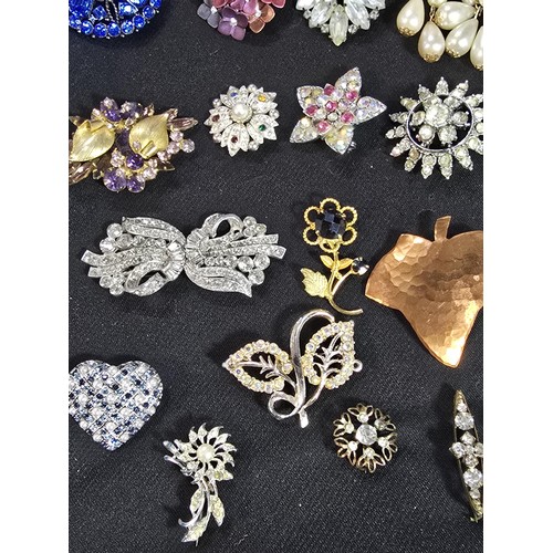 270 - A suite of approx 24 vintage ornate brooches on a display stand which is included featuring an ornat... 