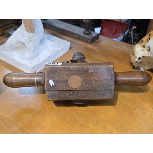 287 - A good quality antique carpenters tool thread maker  which is in good looked after condition and is ... 