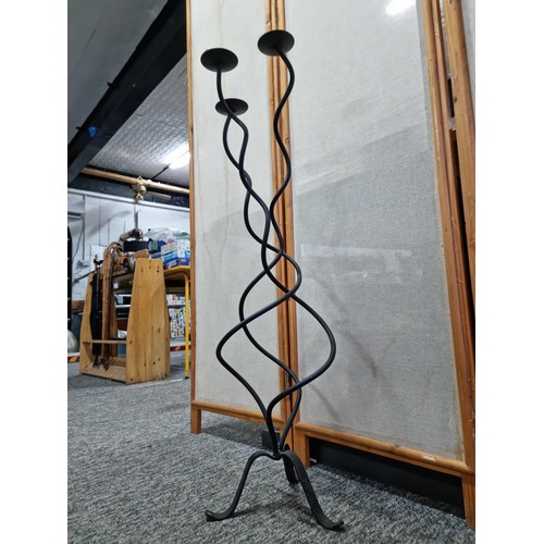 403 - A good blacksmith made, wrought iron, 3 division candle holder with a twisted design, well crafted, ... 