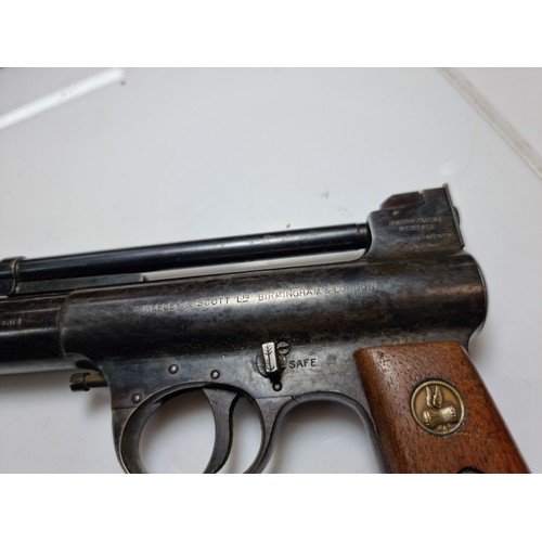 289A - A very rare Webley & Scott air pistol MK1.177 cal with straight wood grips, circa 1920, has undamage... 